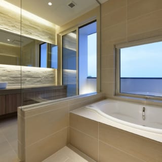 ３階に設けられた、洗面・浴室。湯に浸かりながら昼には富士山、夜には星空が楽しめるのだとか