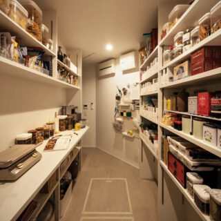 キッチンの裏には、大容量のパントリーを配置。奥さまお気に入りの場所のひとつ
