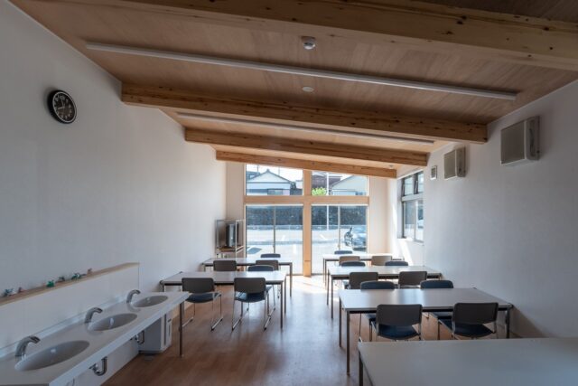 利用者が昼食をとる食堂も、木の温もりが感じられ、清潔感ある空間に仕上がった。