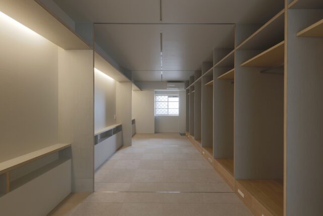 ３つの個室。画像左、垂直に壁面が交差する部分で仕切ることができる。自在に変化する空間の一部を子ども部屋としても活用する、という発想。最奥の部屋は玄関から直接入退室でき、間の部屋にも廊下からアクセスできるため、仕切り方によって使い方が制限されることはない