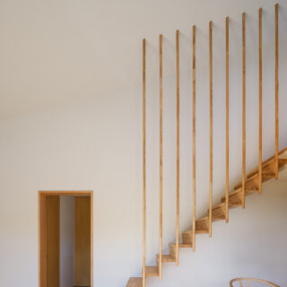 宙に浮くかのような階段のデザインは、新規性、実用性、思い出を兼ね備えた田中さんオリジナル。
