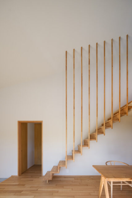 宙に浮くかのような階段のデザインは、新規性、実用性、思い出を兼ね備えた田中さんオリジナル。