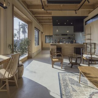 カフェスペース。設計時には店内の家具が決まっていなかったため、幅広く対応できるシンプルなデザインとした
