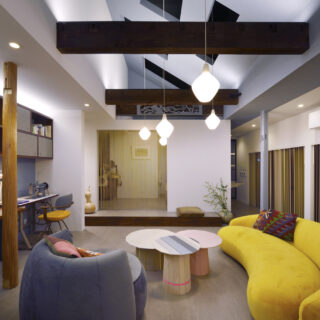素敵な家具が揃うリビング。ソファはNOCEの『BEANS-yellow』、テーブルはKarimoku New Standardの『Colour Wood Colour Grid』など。ペンダントライトは北欧の名品であるINNOLUXの『Sipuli』
