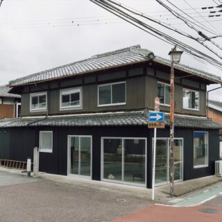 建物外観。窓の数がとても多く、印象的な表情だ。人通りが多い道路に囲まれた角地に、敷地いっぱいに建てられていることがわかる。そのため視線を遮るのではなく、家の前を歩く人が雑貨や暮らしぶりを見ることができるようにプランニングされた