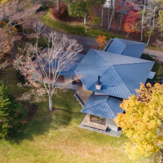 上から見た『山中湖の家』。建物の東側（写真手前）には、大きなけやきがそびえる庭がある