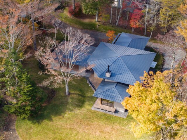 上から見た『山中湖の家』。建物の東側（写真手前）には、大きなけやきがそびえる庭がある