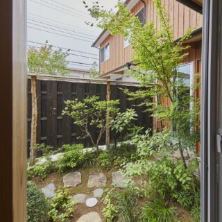 親世帯の庭。建て替え前の庭にあったツツジやヤマモミジを丁寧に植え替えた