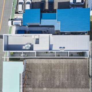 東西に細長い敷地のN邸。南側の隣地との境に壁を建て、建物との間に設けられた長い庭が、この家の大きな魅力の１つを生み出した。