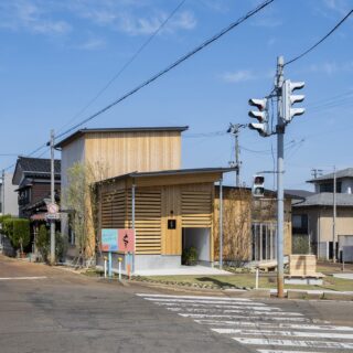 外観。建物の左側に沿って走っているのが、彌彦神社に向かう道路。エントランスラウンジをこの向きに合わせて計画したおかげで、初めてこの道を通る人も入りやすい
photo by 内藤雅子
