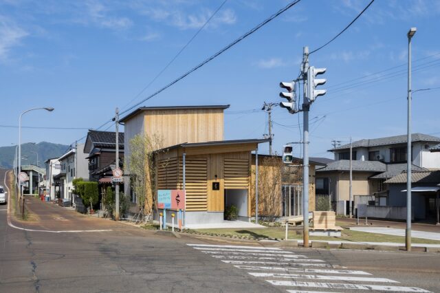 外観。建物の左側に沿って走っているのが、彌彦神社に向かう道路。エントランスラウンジをこの向きに合わせて計画したおかげで、初めてこの道を通る人も入りやすい
photo by 内藤雅子
