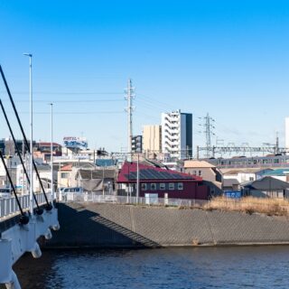 中川の土手べりに佇むＩ邸。赤い三角屋根は、歩いていても、車や電車に乗っていても、さらには川を行きかう船からも目立つ、地域のランドマーク。