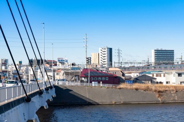 中川の土手べりに佇むＩ邸。赤い三角屋根は、歩いていても、車や電車に乗っていても、さらには川を行きかう船からも目立つ、地域のランドマーク。