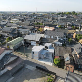 外観（南側鳥瞰）。道路は緩やかに曲がり、斜交する交差点によって周辺の家はさまざまな方向を向いて建てられている。本作品の各部屋も様々な方向を向いて建てられているため、周囲に溶け込み違和感はない
