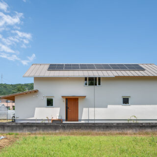 西側からの眺め。屋根の勾配は太陽光発電の発電効率と屋内空間を考慮し、6寸勾配とした。屋根の材質はガルバリウム鋼板