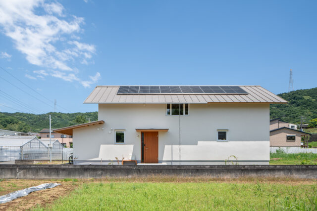 西側からの眺め。屋根の勾配は太陽光発電の発電効率と屋内空間を考慮し、6寸勾配とした。屋根の材質はガルバリウム鋼板