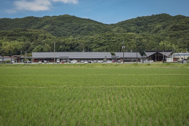 横長の建物が、同じく横長に伸びた背後の山々にしっくり馴染む。地元の杉や石州瓦をふんだんに使った建築は、周囲の自然に見事に調和。“むくり”をつけた瓦屋根が、ごくわずかに膨らんでいるのがわかる