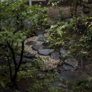 改修された中庭。苔で有名な小松市の特徴を表すように、石には早くも苔がつきはじめている
