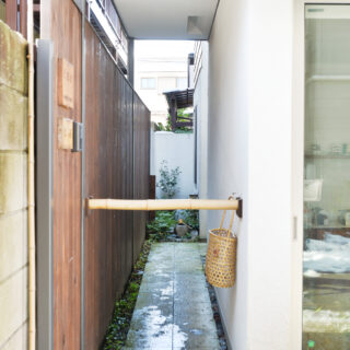 エントランスへの通路に渡された、門扉代わりの竹。京都の寺院にある、立入禁止の柵から発想したそうだ
