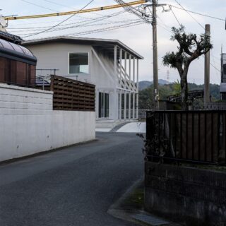 道路から家を見る。眺望を近隣の住人にも共有しようと、敷地の左側に家を寄せて配置。視線の抜けをつくった