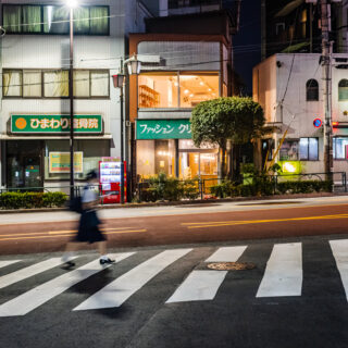 駅から約１分、大きな通りに面してすぐ隣が交番という、子どもにも安心な立地。夜になると室内の明かりが漏れ、灯台のような安心感をもたらしている。