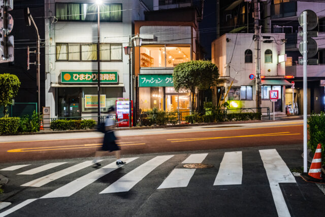 駅から約１分、大きな通りに面してすぐ隣が交番という、子どもにも安心な立地。夜になると室内の明かりが漏れ、灯台のような安心感をもたらしている。