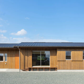 広い敷地に建つ平屋のN邸。縦張りの杉板の外壁とガルバリウム鋼板の切妻屋根をもつ外観は和テイスト。新築でありながら、ずっと前からここにあったかのように佇む