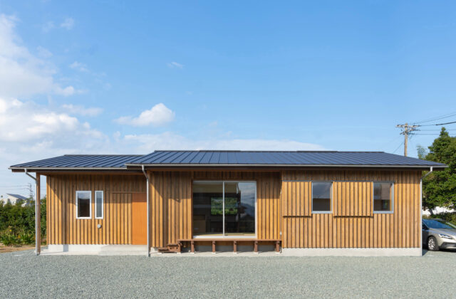 広い敷地に建つ平屋のN邸。縦張りの杉板の外壁とガルバリウム鋼板の切妻屋根をもつ外観は和テイスト。新築でありながら、ずっと前からここにあったかのように佇む